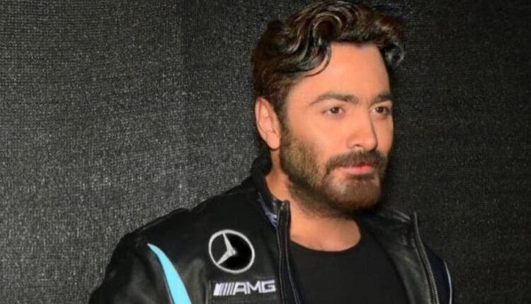 تامر حسني يخصص لوكا جديدا لجمهوره في السعودية