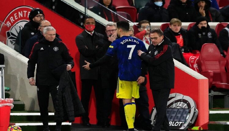 مدرب مانشستر يونايتد يكشف حقيقة ما دار مع رونالدو خلال استبداله بمباراة برينتفورد