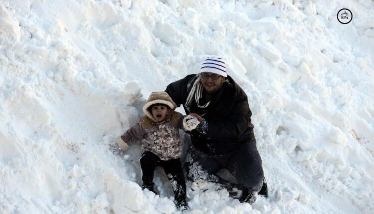 شاهد| طريف تكتسي باللون الأبيض والأهالي يسارعون للاستمتاع