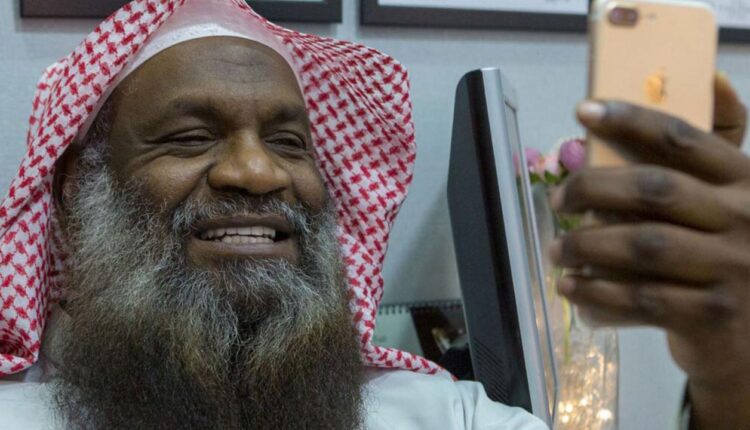 الإمام السابق للحرم المكي عادل الكلباني يثير الجدل مجددا بترويجه لموسم الرياض