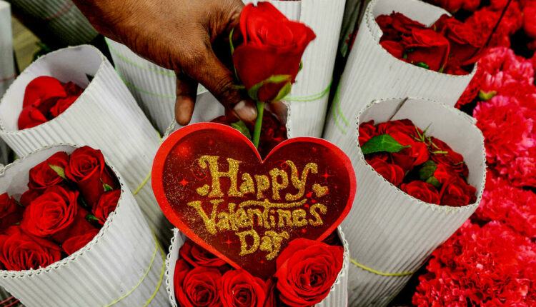 دار الإفتاء المصرية تضع شرطًا وحيدًا لجواز الاحتفال بعيد الحب