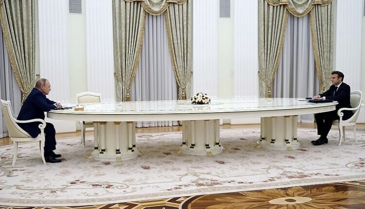 سبب ابتعاد بوتين عن ماكرون خلال اجتماعهما .. لن تصدق طول الطاولة بينهما