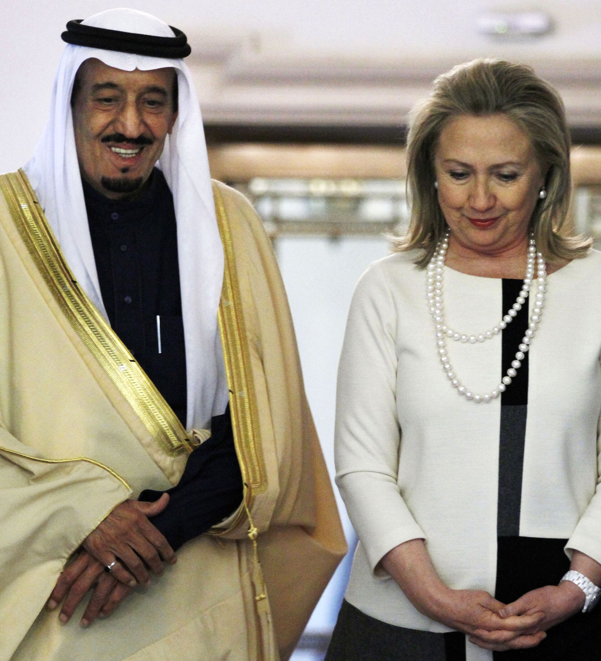 ماذا ينتظر السعودية بعد دعوة هيلاري كلينتون لمعاملتها بالعصا والجزرة