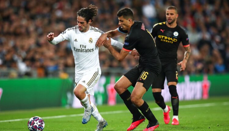 موعد مباراة مانشستر سيتي ضد ريال مدريد والقنوات الناقلة بروكسيل- خليج 24| يخوض مانشستر سيتي مواجهة مساء اليوم الثلاثاء 22 أبريل ضمن مباريات ذهاب دور نصف النهائي لبطولة دوري أبطال أوروبا. وستُقام مباراة مانشستر سيتي ضد ريال مدريد على ملعب الاتحاد بمدينة مانشستر الإنجليزية. موعد مباراة مانشستر سيتي ضد ريال مدريد وستنطلق المباراة اليوم الثلاثاء 26 أبريل في تمام العاشرة مساءً بتوقيت المملكة العربية السعودية. القنوات الناقلة لمباراة مان سيتي ضد الريال وستُعرض المباراة على قنوات Bein Sports 1 Hd Premium و Bein 4K HDR و Bein sports Connect. وسيواجه الفائز من ريال مدريد ومانشستر سيتي في المباراة النهائية في دوري أبطال أوروبا أحد الفريقين إما ليفربول الإنجليزي أو فياريال الإسباني. وتأهل مانشستر سيتي إلى نصف نهائي دوري أبطال أوروبا عبر أتلتيكو مدريد. في حين، تخطى ريال مدريد منافسه تشيلسي بخمسة أهداف مقابل أربعة فى إطار الدور نفسه. يشار إلى أن مان سيتي كان قد تأهل إلى نصف النهائي في دوري أبطال أوروبا، مرتين، الأولى عام 2016. وذلك عندما ودعها بعد خسارته من الريال. حكم مباراة مانشستر سيتي ضد ريال مدريد وأعلن الاتحاد الاوروبي لكرة القدم عن تعيين استيفان كوفاتش لإدارة مباراة الذهاب من نصف نهائي دوري أبطال أوروبا بين الريال ومان سيتي. وذكر أن الحكم الروماني كوفاتش سيتوجه لإدارة المباراة وسيكون في مساعدته كلاً من مواطنيه فاسيل فلورين مارينيسكو وأفيديو آرتيني. وسيكون البرتغالي أرتور دياس هو الحكم الرابع، وسيتولى طاقم ألماني مسألة حكم الفيديو المُساعد “الفار”. وأدار كوفاتش بالفعل 5 مباريات سابقة من البطولة القارية هذا الموسم. كما أدار مباراة التعادل بين برشلونة ونابولي في 17 فبراير الماضي في الدوري الأوروبي. إضافة إلى أدار كذلك مباراة الفوز لمانشستر سيتي ضد بروج بخمسة أهداف مقابل هدف واحد.