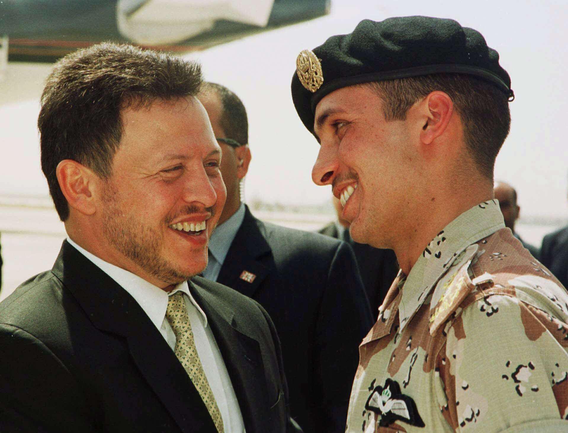 الديوان الملكي الأردني يعلن تقييد اتصالات وإقامة وتحركات الأمير حمزة بن الحسين