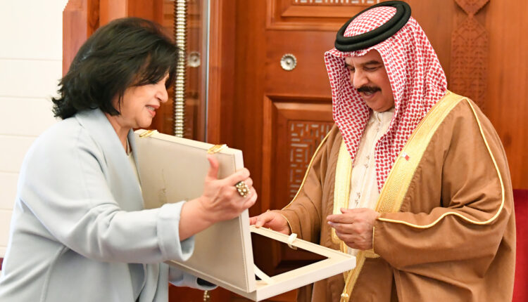 حقيقة إقالة ملك البحرين للشيخة مي بنت محمد آل خليفة من منصبها لرفضها مصافحة سفير إسرائيل