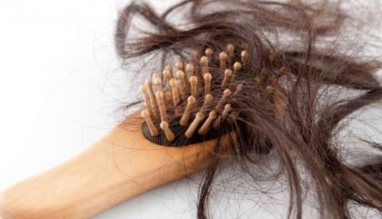 سبب تزايد تساقط الشعر في فصل الخريف.. إليكم طرق الحل