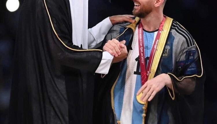 كم بشت باعت شركة السالم بعد أن ألبسه أمير قطر للنجم ليونيل ميسي؟