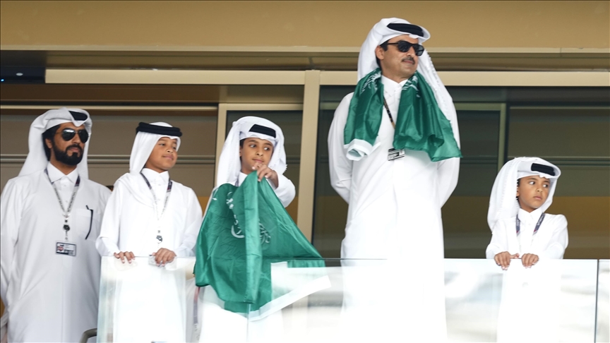 أمير قطر يرتدي علم السعودية خلال مباراتها ضد الأرجنتين بكأس العالم