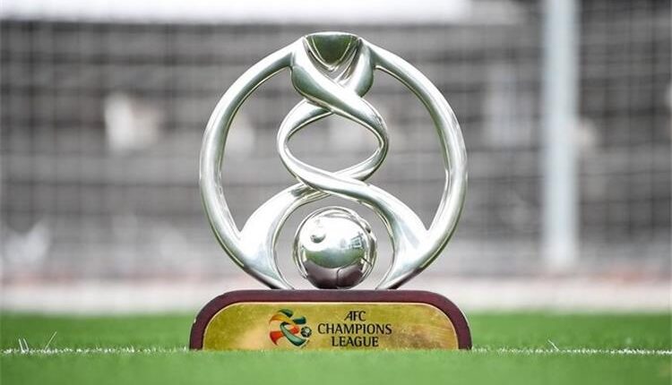 الهلال يخسر دوري أبطال آسيا لصالح أوراوا الياباني خسر نادي الهلال السعودي لقب دوري أبطال آسيا أمام نادي توج أوراوا ريد دياموندز الياباني الذي انفرد بلقب الأكثر تتويجًا باللقب الآسيوي برصيد ثلاثة ألقاب. وفاز الفريق الياباني بهدف نظيف على ضيفه الهلال في إياب نهائي المسابقة، على ملعب سايتاما 2002 بفضل هدف أندريه كاريلو لاعب النادي السعودي، بالخطأ في مرماه في الدقيقة 48. وخرج أوراوا بتعادل ثمين 1-1 في مباراة الذهاب على ملعب الملك فهد الدولي، ليحقق الفوز في مجموع المباراتين 2-1. وكرر أوراوا، سيناريو عام 2017، عندما تعادل في الرياض أمام الهلال بنتيجة 1-1، قبل الفوز 1-0 في اليابان. وبدأت المباراة بمبادرة من الهلال بالضغط مبكرًا لتسجيل هدف مبكر، وتعرض عبد الله الحمدان للإعاقة من الحارس نيشيكاوا، لكن الحكم لم يحتسب شيئا للضيوف. وفرض الهلال، سيطرته على وسط الملعب، مع تراجع ملحوظ لأصحاب الأرض، وحصل ديلجادو على فرصة للتسديد، لكن الحارس حول الكرة لركلة ركنية. وحصل الهلال على 5 ركلات ركنية، لم يحقق الاستفادة المطلوبة منها، قبل استفاقة لاعبي أوراوا والتقدم للأمام. ونال أوراوا، أول ركنية في الدقيقة 24، لكن دفاع الهلال شتت الكرة، وتبادل لاعبو الفريقين السيطرة على وسط الملعب، مع وصول المباراة إلى الدقيقة 30. وكان أوراوا قريبًا من افتتاح التسجيل، عندما حصل على فرصة خطيرة من خلال تسديدة على الطائر للمخضرم شينزو كوروكي، لكن الكرة ارتطمت بالعارضة وتحولت إلى خارج الملعب. ورد الهلال عن طريق كرة طولية في عمق دفاع أصحاب الأرض، وصل إليها سعود عبد الحميد، الذي وجد نفسه في وجه الحارس نيشيكاوا، لكنه تباطأ في التعامل مع الكرة. وتمكن عبد الله الحمدان، من السيطرة على الكرة من جديد، وأرسلها عرضية أمام كنو، لكن الأخير سدد فوق العارضة، لينتهي الشوط الأول بالتعادل السلبي. واستهل أوراوا، الشوط الثاني بتغيير طريقة اللعب، وتقدم لاعبوه للأمام في محاولة لمباغتة الهلال بهدف مبكر يربك حسابات المدرب رامون دياز. وحصل أصحاب الأرض على مرادهم في الدقيقة 48، بعدما صوب هبراتين، كرة برأسه حاول كوروكي الوصول إليها، وأخطأ المعيوف في تقديرها، قبل تدخل كاريلو وتحويل الكرة بالخطأ في مرماه. وعاد أوراوا للتكتل الدفاعي بعد تسجيل هدف التقدم، مع الاعتماد على الهجمات المرتدة. في المقابل عانى لاعبو الهلال من عدم إيجاد الحلول الهجومية، بعدما نجح الخصم في تضييق المساحات. وحاول دياز مدرب الهلال، تعزيز هجوم فريقه، ودفع بصالح الشهري بدلًا من الحمدان، وناصر الدوسري على حساب عبد الله عطيف. ونشط الهلال وضغط بكل خطوطه عن طريق الأطراف والعمق، في محاولة لإدراك التعادل، قبل انتهاء المباراة بفوز الفريق الياباني.