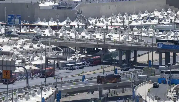 حجاج بيت الله الحرام يتوافدون إلى مشعر منى لقضاء يوم التروية