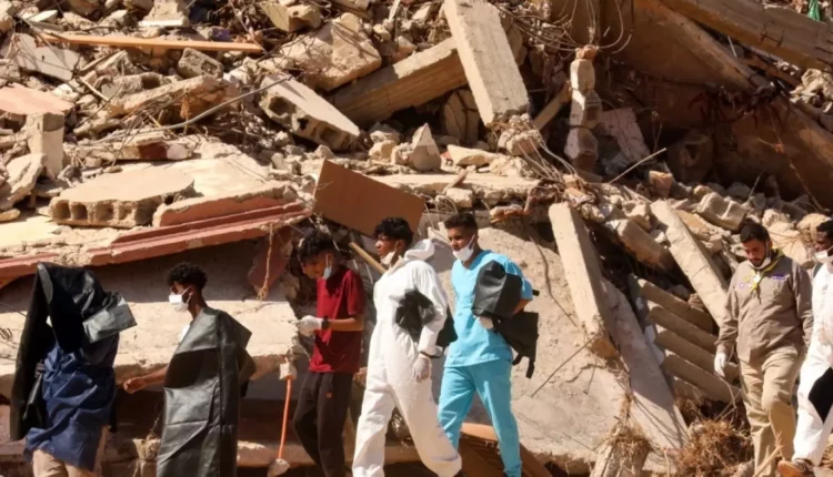 فيضانات ليبيا: العثور على عائلة على قيد الحياة بعد أن نجت لمدة 5 أيام