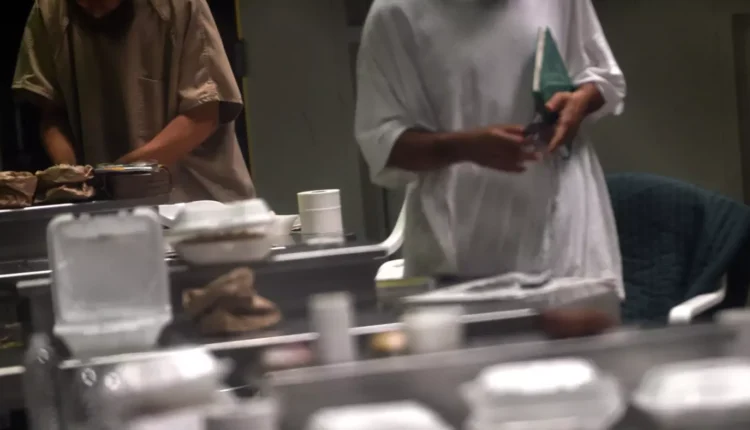 ترحيل عشرين معتقلا سابقا في غوانتانامو من عمان إلى اليمن