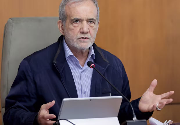 الرئيس الإيراني يتهم إسرائيل بمحاولة اغتياله