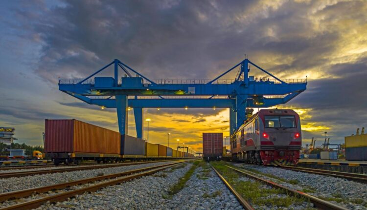 ممرًا حديديًا يربط الخليج بأوروبا