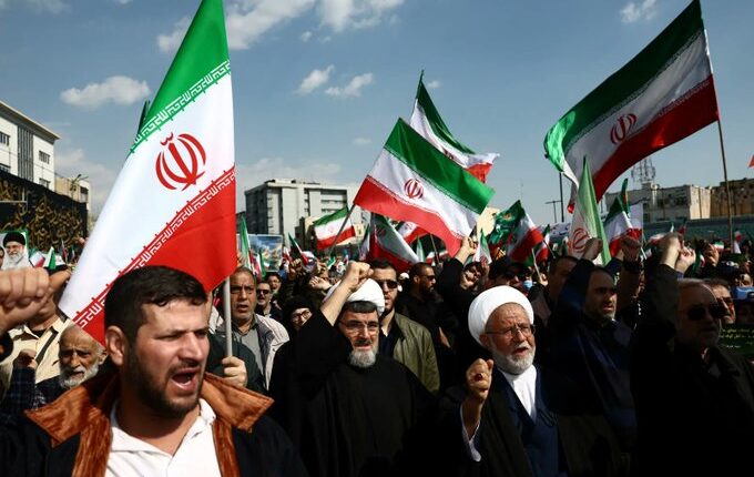 وول ستريت جورنال: إيران تتمسك بمضيق هرمز كمكسب استراتيجي رغم الضربات الأمريكية