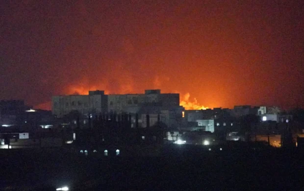 قصف حوثي على ميناء المخا يصيب ثمانية ويوقف نحو 1300 عامل عن العمل