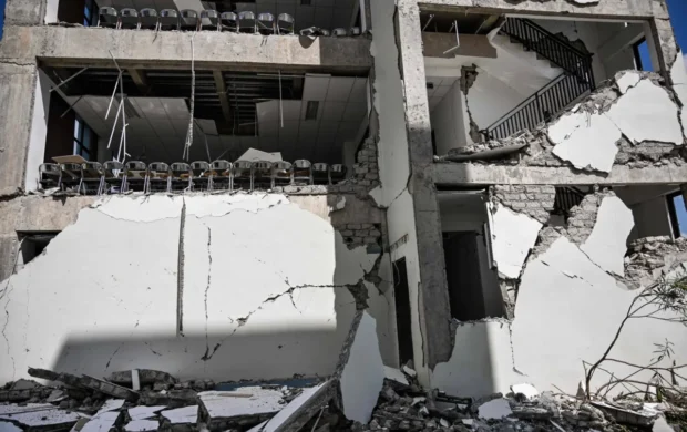 مقتل 51 شخصاً وإجلاء نحو 5 آلاف بعد زلزال بقوة 7.7 درجة شرقي إندونيسيا