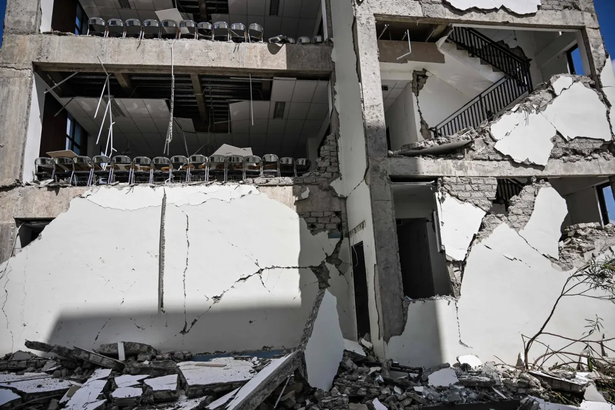 مقتل 51 شخصاً وإجلاء نحو 5 آلاف بعد زلزال بقوة 7.7 درجة شرقي إندونيسيا
