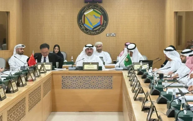 اجتماع خليجي - صيني في الرياض يبحث أمن الممرات البحرية وإعادة فتح مضيق هرمز