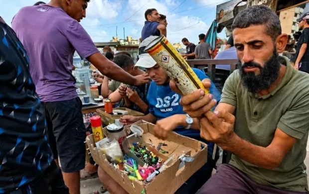 سعر الولاعة في غزة يبلغ 160 ريالاً وأسر نازحة تتقاسم شعلة واحدة