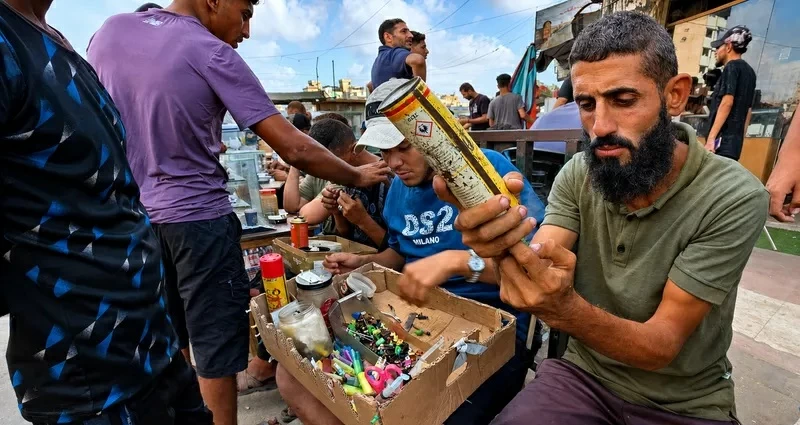 سعر الولاعة في غزة يبلغ 160 ريالاً وأسر نازحة تتقاسم شعلة واحدة