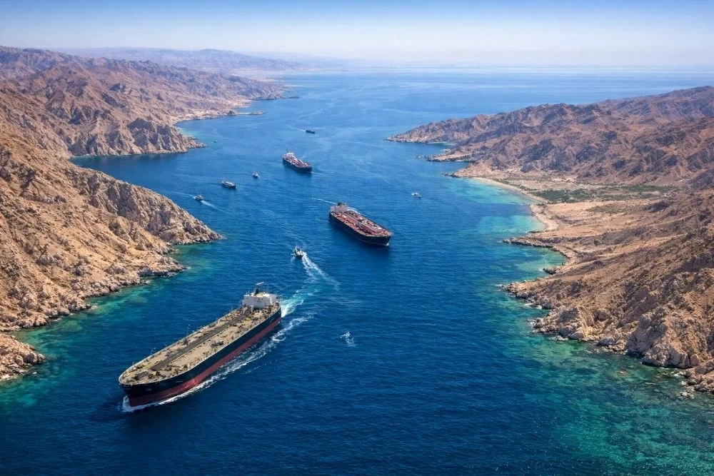 ناقلة نفط تتعرض لهجوم بمقذوف مجهول في مضيق هرمز