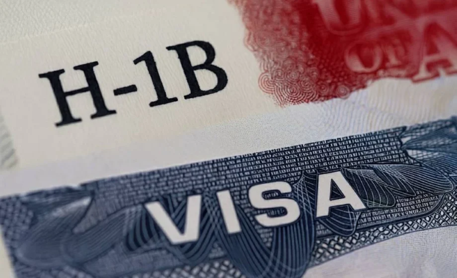 إدارة ترامب تقترح فرض رسوم بـ103 آلاف دولار على تأشيرات العمل H-1B