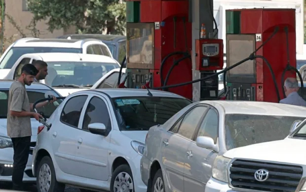 طوابير أمام محطات الوقود في إيران بعد إعلان العقوبات الأمريكية