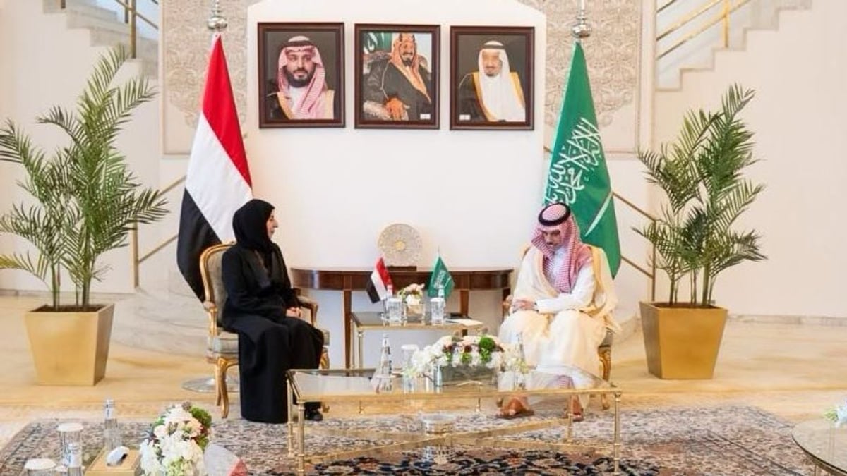 فيصل بن فرحان يبحث مع وزيرة الخارجية اليمنية الشراكة الثنائية وأمن البحر الأحمر وباب المندب