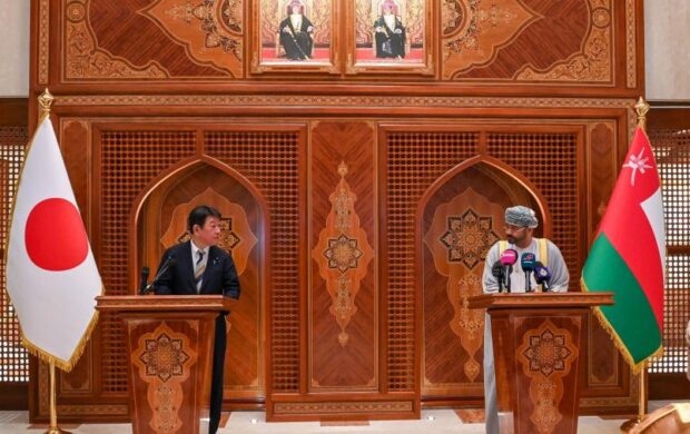 عُمان واليابان تدعوان إلى حلّ سياسي يخفض التوتر ويؤمّن الملاحة في مضيق هرمز