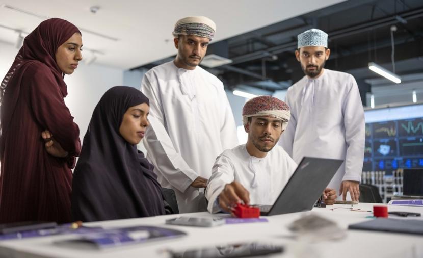 مركز الشباب في عُمان يطلق برنامج «مدار عُمان» لتدريب الشباب على أنظمة الأقمار الصناعية