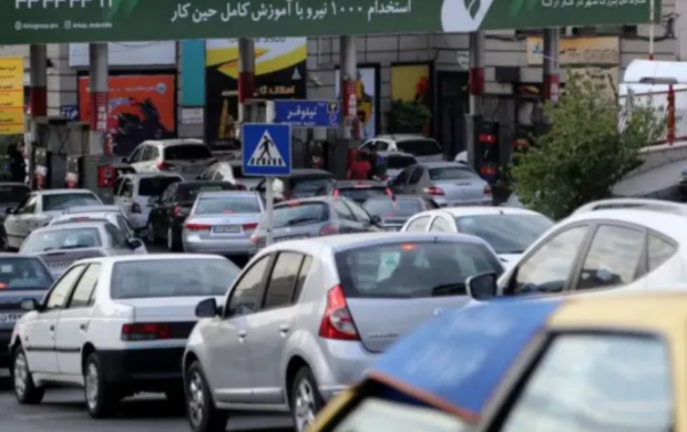 فايننشال تايمز: طوابير الوقود في طهران تكشف عن أزمة إمدادات وعجز يومي يصل لـ15 مليون لتر