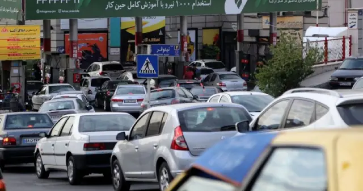 فايننشال تايمز: طوابير الوقود في طهران تكشف عن أزمة إمدادات وعجز يومي يصل لـ15 مليون لتر