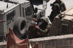 إصابة طفل بالرصاص شرق نابلس واعتقال 14 فلسطينياً في اقتحامات إسرائيلية بالضفة