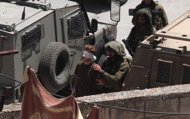 إصابة طفل بالرصاص شرق نابلس واعتقال 14 فلسطينياً في اقتحامات إسرائيلية بالضفة