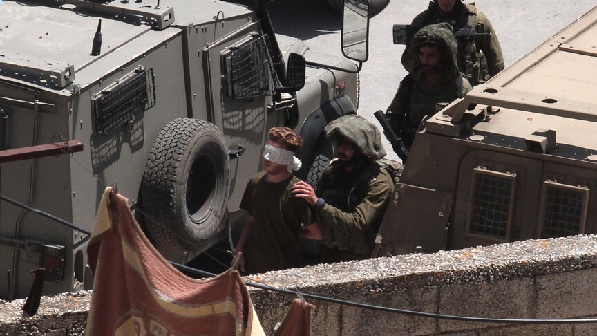 إصابة طفل بالرصاص شرق نابلس واعتقال 14 فلسطينياً في اقتحامات إسرائيلية بالضفة