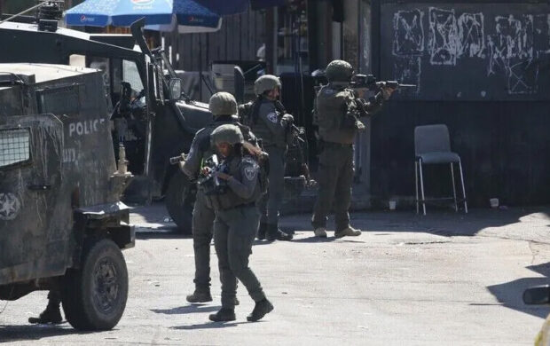 الجيش الإسرائيلي يعتقل سبعة فلسطينيين ويدمر منشآت في الضفة الغربية