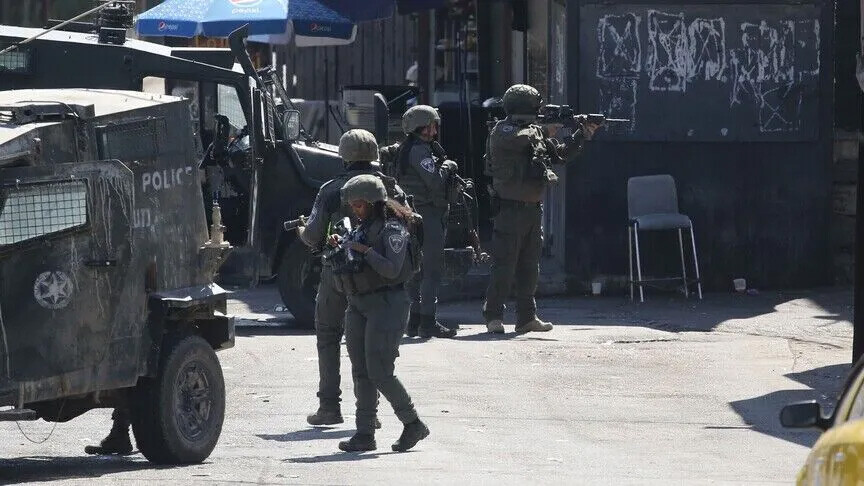 الجيش الإسرائيلي يعتقل سبعة فلسطينيين ويدمر منشآت في الضفة الغربية