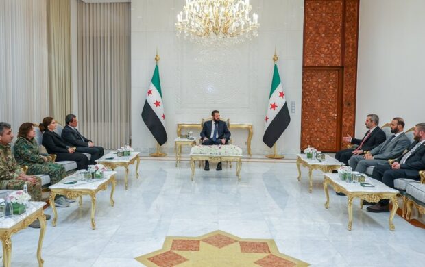 الشرع يبحث مع مظلوم عبدي آليات دمج «قسد» المنحلة في مؤسسات الدولة