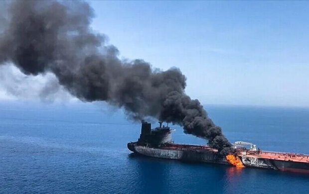 حريق على متن ناقلة نفط إثر إصابتها بمقذوف على بعد 63 ميلاً بحرياً غربي ينبع