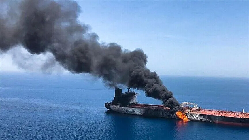 حريق على متن ناقلة نفط إثر إصابتها بمقذوف على بعد 63 ميلاً بحرياً غربي ينبع