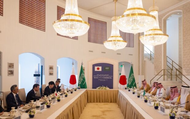 السعودية تدعو إلى إبقاء هرمز وباب المندب مفتوحين خلال حوار استراتيجي مع اليابان في الرياض