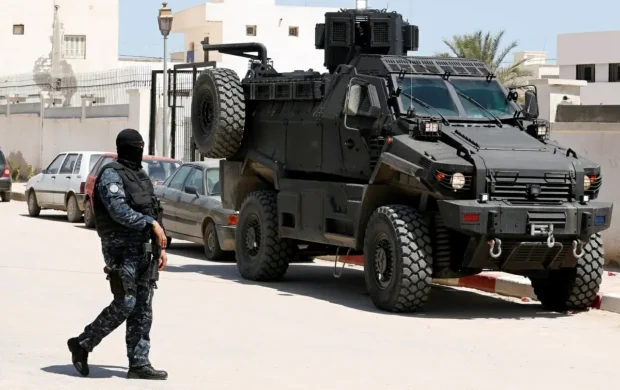 الأمن التونسي يقبض على مطلوب بعد ثلاث سنوات في إسطبل مهجور
