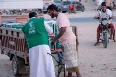 مركز الملك سلمان يوزع 550 سلة غذائية في حضرموت