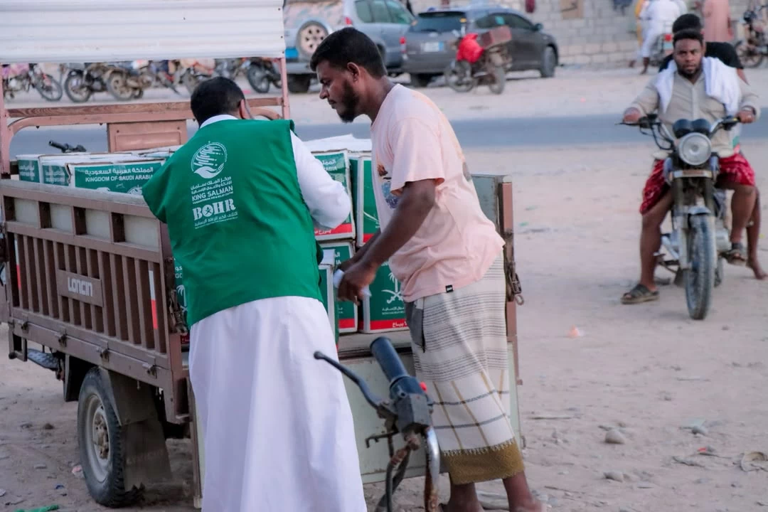 مركز الملك سلمان يوزع 550 سلة غذائية في حضرموت