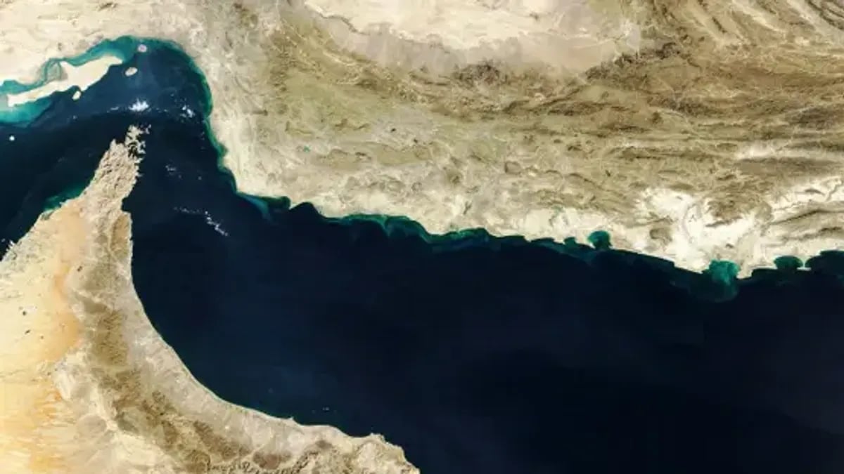 الحرس الثوري الإيراني يستهدف ناقلة نفط توجوية بزعم عبورها غير القانوني لمضيق هرمز