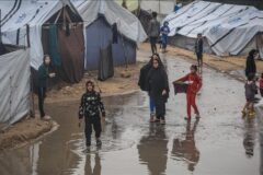 غزة: 60% من خيام النازحين متهالكة والحكومة تحذر من كارثة إنسانية
