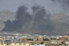 القوات اليمنية تعلن سيطرتها الكاملة على المخا وباب المندب