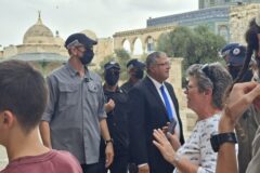 بن غفير يقتحم الأقصى عشية الانتخابات بحماية مشددة